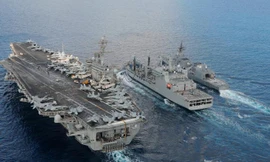 Tàu sân bay Mỹ USS Theodore Roosevelt và tàu khu trục JS Fuyuzuki của Nhật Bản đi cùng tàu hậu cần INS Shakti của Ấn Độ trong tập trận Malabar 2015 Ảnh: CNN