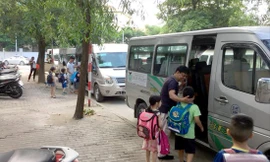 Hiện đa số các trường học thuê xe từ các công ty dịch vụ để đưa đón học sinh (Ảnh minh họa)