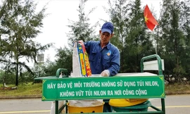 Ông Thương với hành trình cần mẫn nhặt rác không lương ở biển Cửa Ðại, Hội An. Ông vui vì làm được một công việc có ích và muốn lan tỏa thông điệp chung tay bảo vệ môi trường đến người dân, du khách 