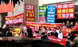 Cư dân phản đối chủ đầu tư không bảo trì tòa nhà. Ảnh: PV