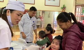 Phụ huynh đưa con đến lấy máu xét nghiệm 