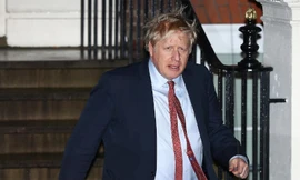 Thủ tướng Anh Boris Johnson rời trụ sở đảng Bảo thủ hôm 13/12ảnh: Reuters 