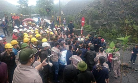 Hàng trăm công nhân tụ tập trước khi xảy ra xô xát tại khai trường than của công ty Vietmindo