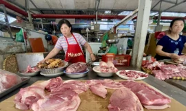 Giá thịt lợn đến tay người tiêu dùng vẫn ở mức cao ngất ngưởng. Ảnh: Việt Linh