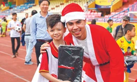 Tiền vệ Đức Huy trong vai ông già Noel
