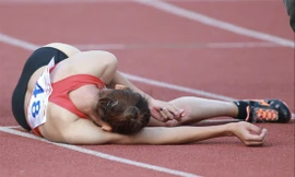 Quách Thị Lan đổ gục sau khi nỗ lực hết mình trên đường chạy. Ảnh: CTV