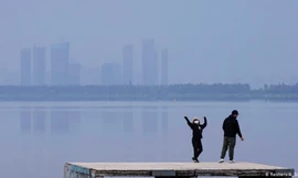 Người dân Vũ Hán thoát cảnh phong tỏa từ ngày 8/4. Ảnh: Getfy