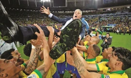 Các cầu thủ Brazil ăn mừng danh hiệu vô địch cùng HLV Tite
