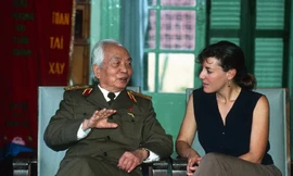 Nhà báo Catherine Karnow trong lần gặp Tướng Giáp hơn hai chục năm trước. Về sau giữa họ hình thành một tình bạn ấm áp. Ảnh tư liệu