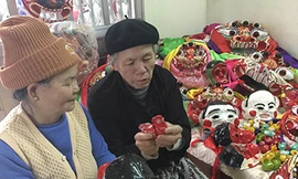 Với bàn tay của nghệ nhân Hoàng Choóng (phải), con gà đất biết gáy gọi mùa xuân 