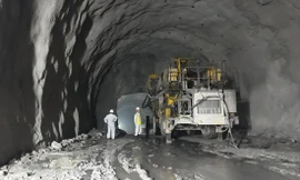 Đơn vị thi công thực hiện phun vỏ hầm Hải Vân 2 ở những nơi đã hoàn tất công tác đào khoan xong vòm hầm