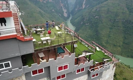 Công trình Panorama Mã Pì Lèng được cải tạo thành điểm dừng chân ngắm cảnh. Ảnh: HOÀNG DƯƠNG