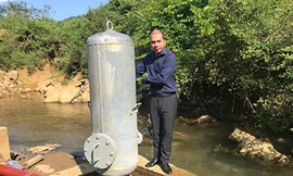 PGS.TS Trần Tuấn Anh, Viện trưởng Viện Địa chất thuộc Viện Hàn lâm Khoa học và Công nghệ Việt Nam giới thiệu bơm tự áp đưa nước từ suối về bể chứa ở Trường THPT Mùn Chung