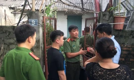Công an khám nơi ở của đối tượng Nguyễn Khắc Tuấn, nguyên là chuyên viên phòng Khảo thí và quản lý chất lượng, Sở GD&ĐT Hòa Bình. Ảnh: Nguyễn Hoàn