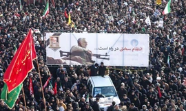 Đám đông tham gia tang lễ tướng Soleimani trên đường phố Tehran. Ảnh: Getty