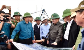 Phó Thủ tướng Trịnh Đình Dũng, Trưởng Ban chỉ đạo Tiền phương ứng phó với cơn bão số 9 đang kiểm tra, chỉ đạo công tác phòng chống bão. Ảnh: Ngọc Hà