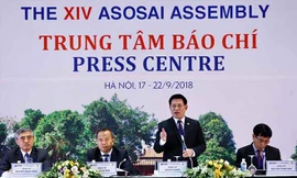 Tổng KTNN Hồ Đức Phớc trao đổi với phóng viên tại lễ khai trương trung tâm báo chí và họp báo về Đại hội ASOSAI 14. Ảnh: Như Ý.