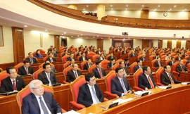 Ghi phiếu biểu quyết giới thiệu nhân sự Ban Chấp hành T.Ư Khóa XIII