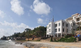 Bãi biển tại thị trấn Dương Đông bị bê tông hóa. Ảnh: Hồng Lĩnh