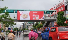 Bảng quảng cáo tấm lớn trên đường Võ Văn Kiệt