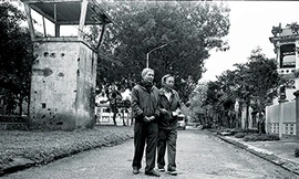 Nhà văn Thái Bá Lợi (bên trái) và nhà thơ Thanh Thảo tại Huế cuối năm 2017. 