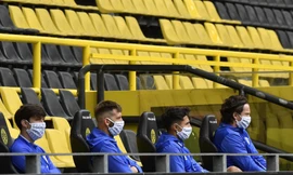 Các cầu thủ dự bị ngồi cách nhau 1,5m trên khán đài không có khán giả trong ngày Bundesliga trở lại thi đấu