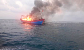 Tàu cá mang số hiệu NA 97673 TS bị cháy ngoài khơi vùng biển Cồn Cỏ (Quảng Trị). Ảnh: Mạnh Hùng