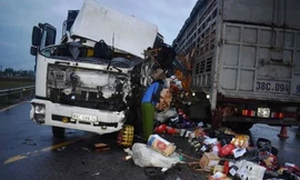 4 người trọng thương, giao thông ùn tắc sau sự cố 2 xe tải đối đầu