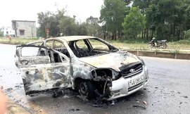 Ôtô cháy ngùn ngụt khi đang lưu thông trên quốc lộ