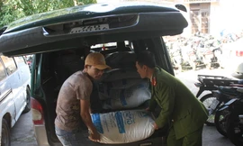 Bắt 2 vụ buôn lậu đường kính lớn ở thị trấn biên ải Lao Bảo