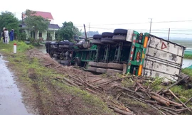 Ô tô đầu kéo lật nghiêng 'ngâm mình' trong hồ cá