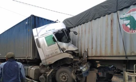 Hai container đối đầu trên Quốc lộ 9, một tài xế tử vong