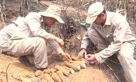 Lực lượng chức năng đưa các đạn pháo lên mặt đất an toàn