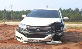 Chiếc xe ôtô 74A-077.80 bị hư hỏng phần đầu sau khi gây tai nạn rồi bỏ trốn