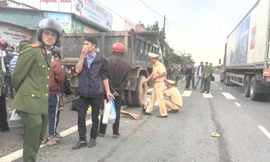 Xe tải lùi không quan sát cán chết phụ nữ đi xe máy