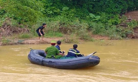 Lực lượng chức năng nỗ lực tìm kiếm người phụ nữ trồng cây thuê bị nước cuốn trôi
