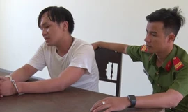 Tài xế Nguyễn Anh Hùng (trái) tại Cơ quan Công an.