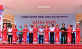 Lãnh đạo tỉnh cùng lãnh đạo các sở, ban ngành và hội đoàn thể tỉnh Quảng Trị cắt băng khai mạc triển lãm lưu động “Hoàng Sa, Trường Sa của Việt Nam-Những bằng chứng lịch sử và pháp lý” năm 2019.