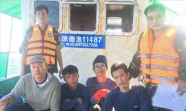 Tàu cá nước ngoài số hiệu 11487 bị lực lượng BĐBP Quảng Trị bắt giữ. Ảnh: Đình Tiến.