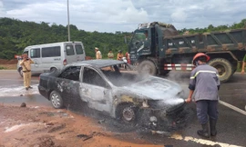 Xe ô tô bốc cháy dữ dội khi đang chạy trên Quốc lộ