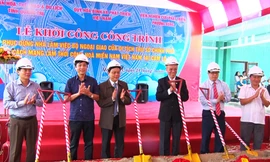 Các đại biểu động thổ khởi công công trình.