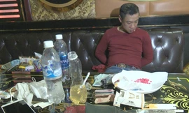 Đối tượng Nguyễn Thái Tân bị bắt tại phòng hát karaoke Táo Đỏ lúc 23h đêm 20/12. Ảnh: CA