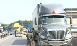 Ngã xuống đường sau va chạm xe bán tải, người đàn ông bị xe container cán qua
