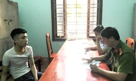 Đối tượng Trương Duy Phương (trái) tại Cơ quan Công an