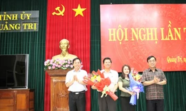 Lãnh đạo tỉnh Quảng Trị tặng hoa chúc mừng bà Hồ Thị Thu Hằng và ông Phan Văn phụng (thứ 2 và 3, trái sang) được tín nhiệm bầu nhận nhiệm vụ mới.