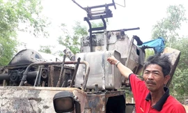 Máy gặt lúa của ông Hồ Ngâu và Trịnh Dơn đang phục vụ mùa gặt ở địa bàn huyện Triệu Phong bị kẻ xấu đốt cháy trơ khung sắt.