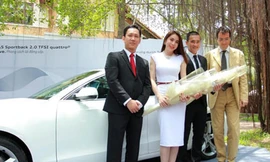 Công Vinh và Thủy Tiên cùng nhau sắm xế bạc tỉ