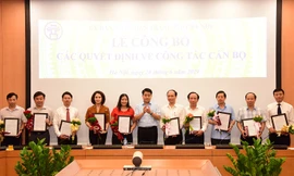 Chủ tịch UBND thành phố Hà Nội trao các quyết định về công tác nhân sự
