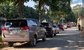 Sau chỉ đạo của Chủ tịch Hà Nội, ô tô vẫn la liệt trên vỉa hè vừa sửa chữa
