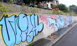 Vẽ graffiti tự phát trên đường trăm tỷ ở Hà Nội